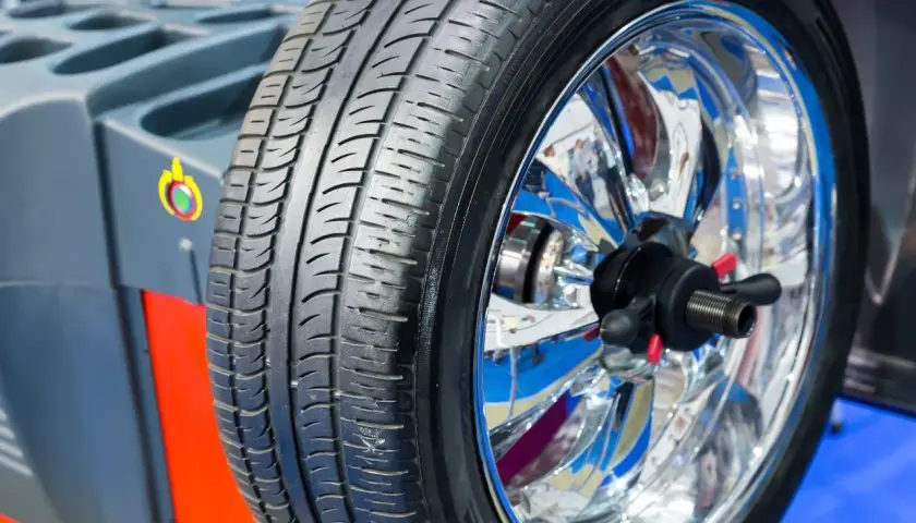 Koło z oponą na wyważarce. Sprawdzanie rozmiaru opon dla Peugeot 308.