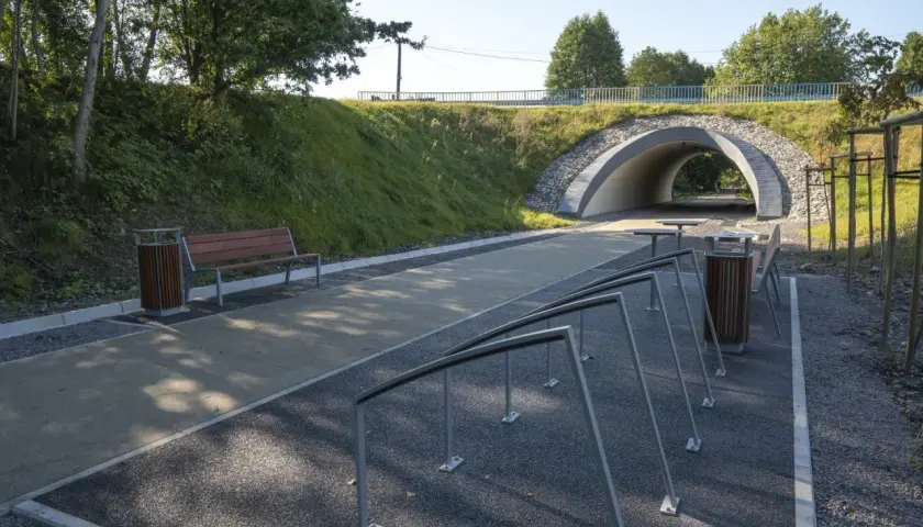 Nowy żelazny szlak rowerowy Jastrzębie-Zdrój zaprasza do odpoczynku. Ławka, stojaki na rowery i tunel pod wiaduktem.
