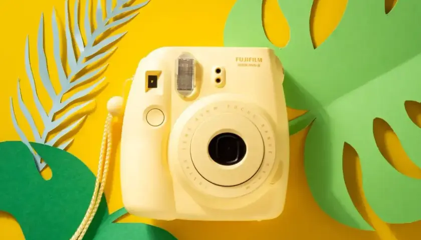 Żółty aparat Fujifilm Instax Mini 8 gotowy do robienia letnich zdjęć z polaroidu.