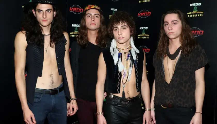 Członkowie Greta Van Fleet pozują na ściance.