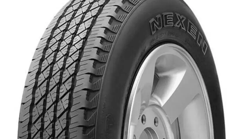 Opona Nexen na srebrnej feldze, gotowa na każdą drogę.
