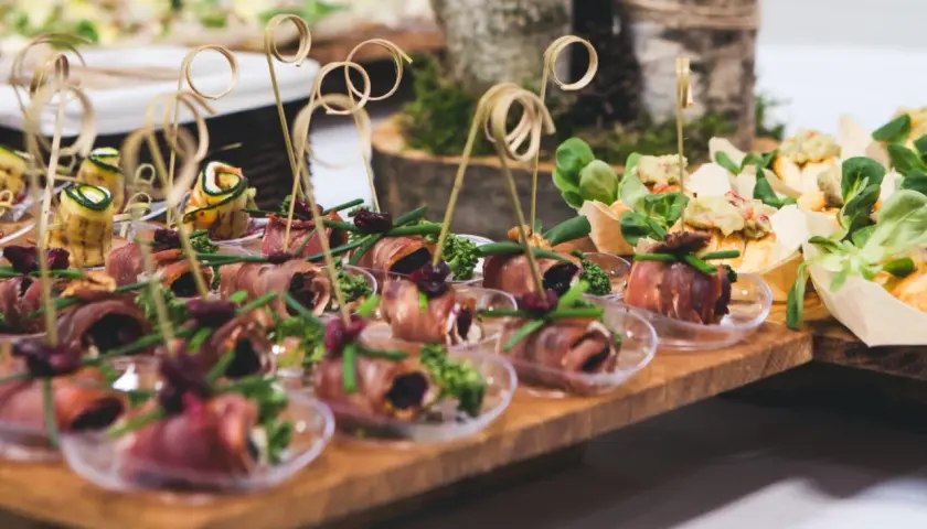 Przekąski na imprezę: roladki z szynki, cukinii i inne. Jakie są opcje menu w cateringu imprezowym?