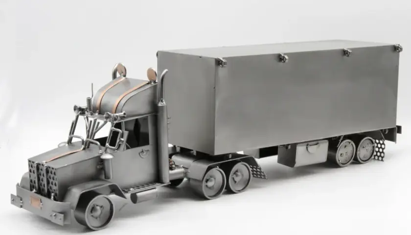 Metalowy model tira z naczepą. Zastanawiasz się, ile wysokości ma tir z naczepą? Ten model pokazuje jego imponujące gabaryty.