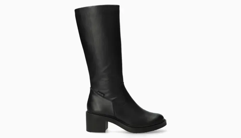 Une botte haute noire en cuir, parfaite pour compléter une tenue élégante. Elle possède un talon bloc et une semelle épaisse.