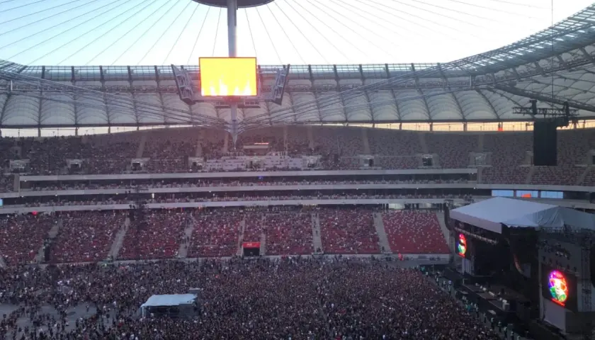 Koncert na Narodowym. Tłum ludzi na płycie, trybuny pełne. Może to jedne z najgorszych miejsc na stadionie narodowym, bo daleko od sceny.