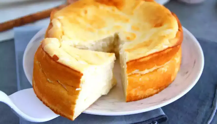 Un délicieux dessert fromage blanc rapide, un gâteau aérien et doré, prêt à être dégusté.