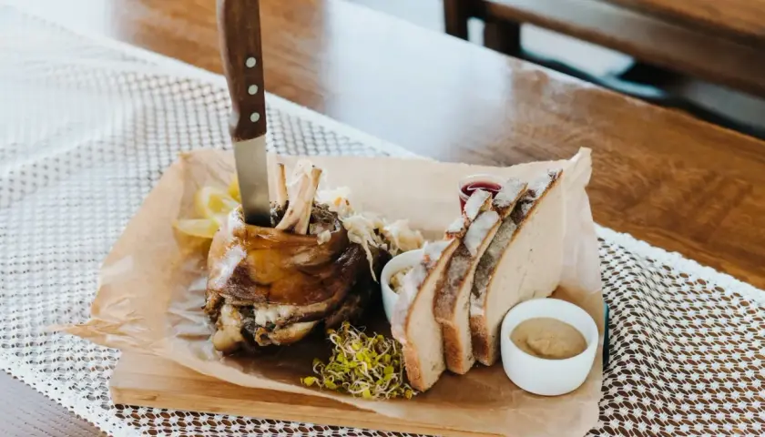 Golonka z chrzanem i chlebem, serwowana w jednej z urokliwych restauracji na Kaszubach.