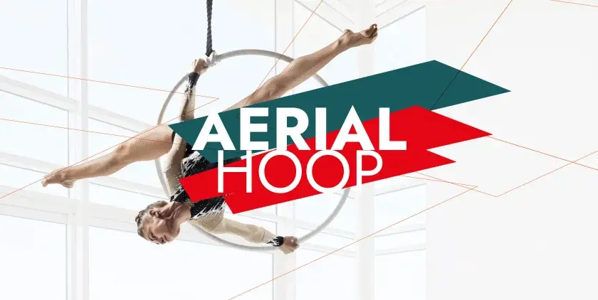 Akrobatka wykonuje skomplikowane figury na aerial hoop.