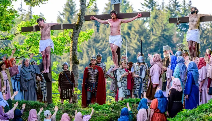 Nachgestellte Kreuzigungsszene mit vielen Darstellern. Ein Mann mit Dornenkrone am Kreuz, umgeben von Soldaten und betenden Menschen. Ein Symbol für das christliche Leben nach dem Tod.