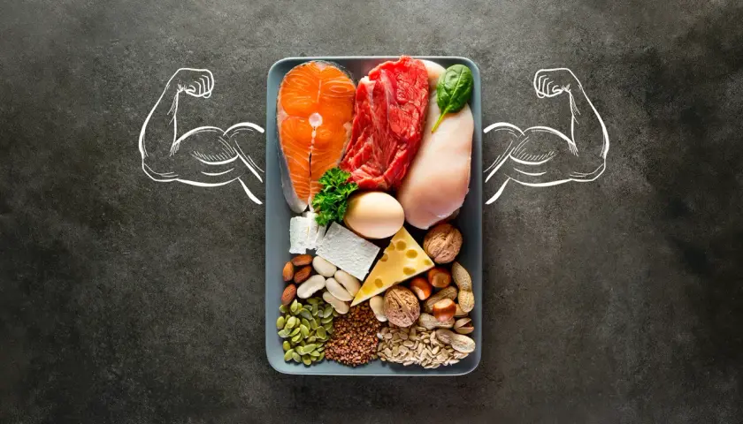 Starke Muskeln brauchen Proteine! Auf dem Teller: Lachs, Rind, Huhn, Ei, Käse, Nüsse und Samen – alles, was Proteine liefert.
