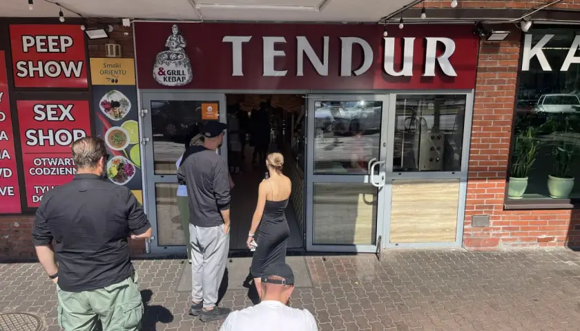 Kolejka do lokalu Tendur, gdzie podobno serwują najlepszy kebab w Polsce. Ludzie czekają na swoje zamówienia.