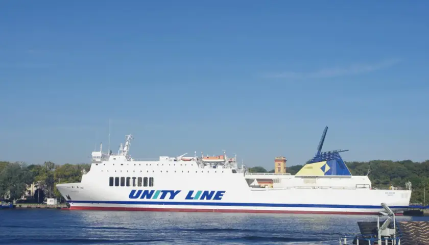 Biały prom Unity Line płynie po wodzie, oferując rejsy statkiem Świnoujście-Międzyzdroje.