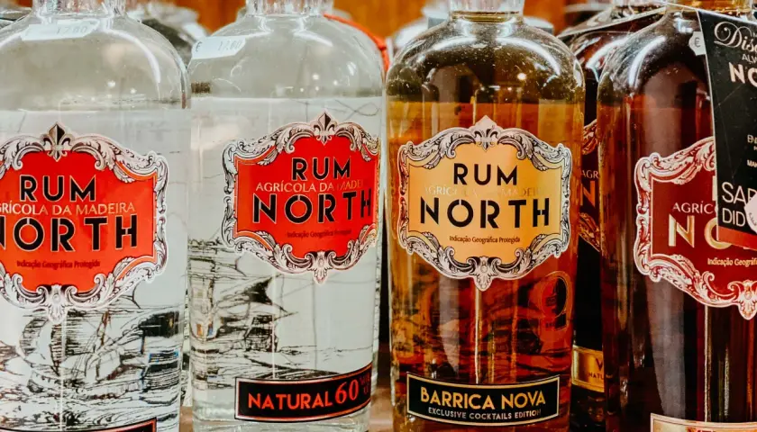 Butelki rumu z Madery, w tym "Rum North" i "Barrica Nova". Idealne na prezent dla konesera.