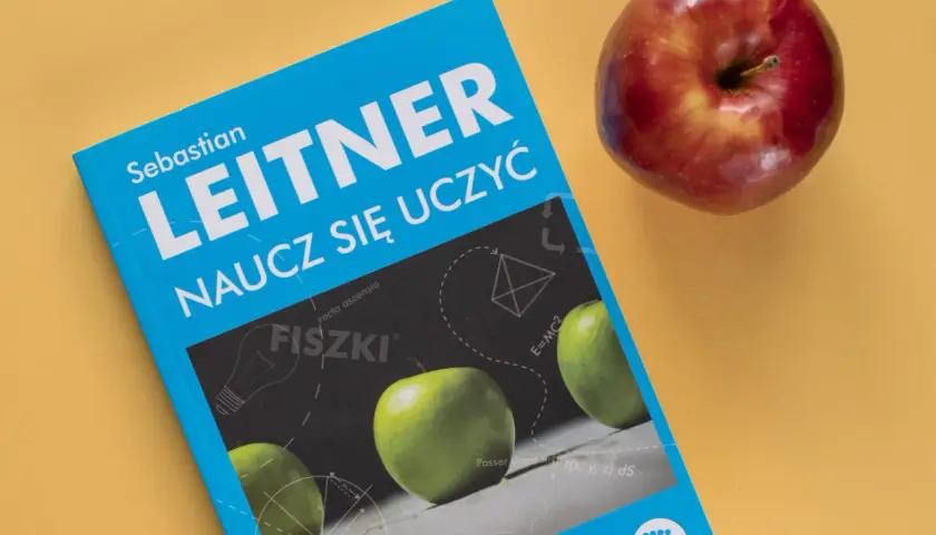 Książka "Leitner. Naucz się uczyć" z jabłkami i wzorami fizycznymi. Efektywna metoda Leitnera do nauki.