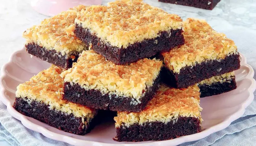 En stapel chokladkakor med kokostäcke, perfekta enkla bakverk för fikat.