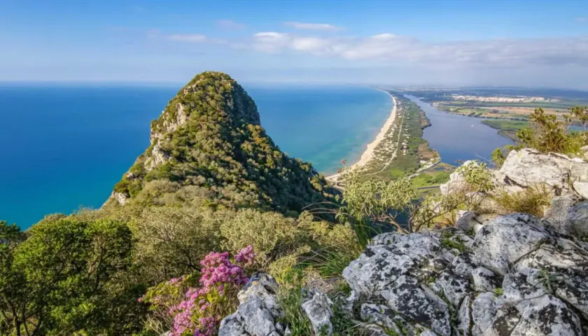 Widok na wybrzeże z górą Monte Circeo. Odkryj rzym atrakcje nieoczywiste, gdzie natura zachwyca.