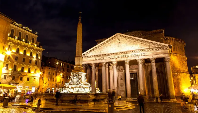 Fontana e obelisco di fronte al Pantheon illuminati di notte, un simbolo di per cosa è famosa Roma.