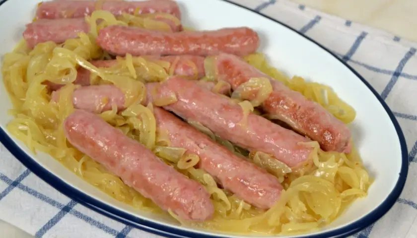 Salchichas al vino tiernas y jugosas, cocinadas con cebolla caramelizada en una salsa sabrosa. ¡Un plato reconfortante!