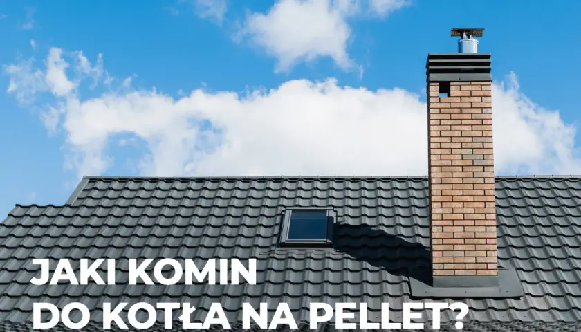 Ceglany komin do kotła na pellet na tle błękitnego nieba z chmurami.