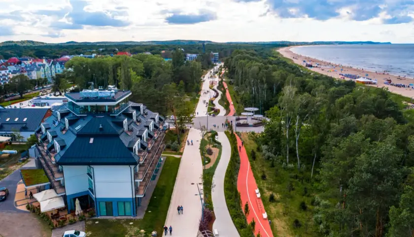 Nowoczesna promenada w Świnoujściu oferuje liczne atrakcje: ścieżki rowerowe, spacerowe, tereny zielone i widok na morze.