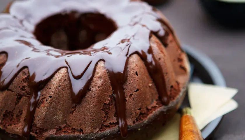 Gâteau au chocolat moelleux, généreusement nappé d'un glacage chocolat brillant. Un délice gourmand prêt à être dégusté.
