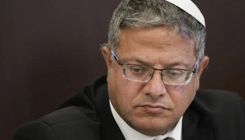 Ein israelischer Politiker mit Kippa und Brille, der nachdenklich nach unten blickt.