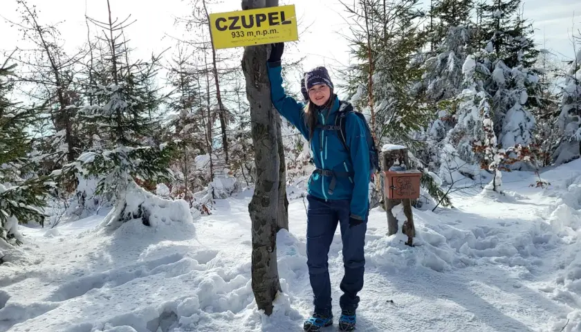 Dziewczyna na szczycie Czupel, 933 m n.p.m., w zimowej scenerii.