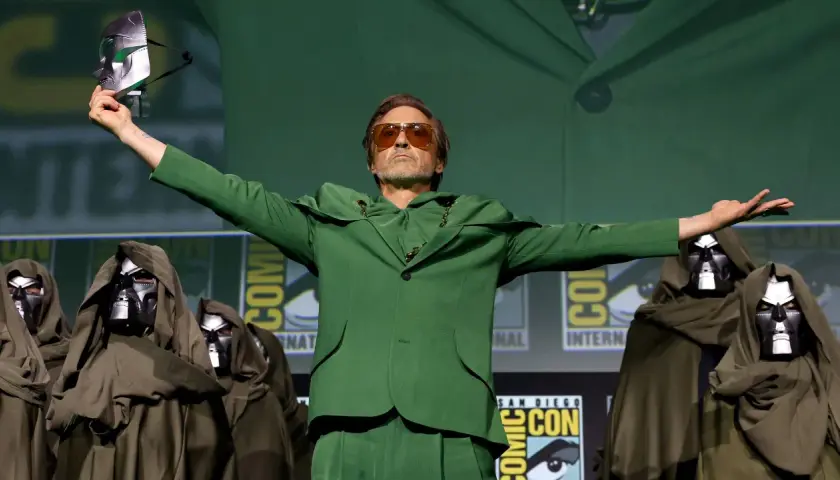 Robert Downey Jr. en vert, tenant un masque de Doctor Doom. Le salaire de Robert Downey Jr. pour ce rôle est sans doute astronomique.
