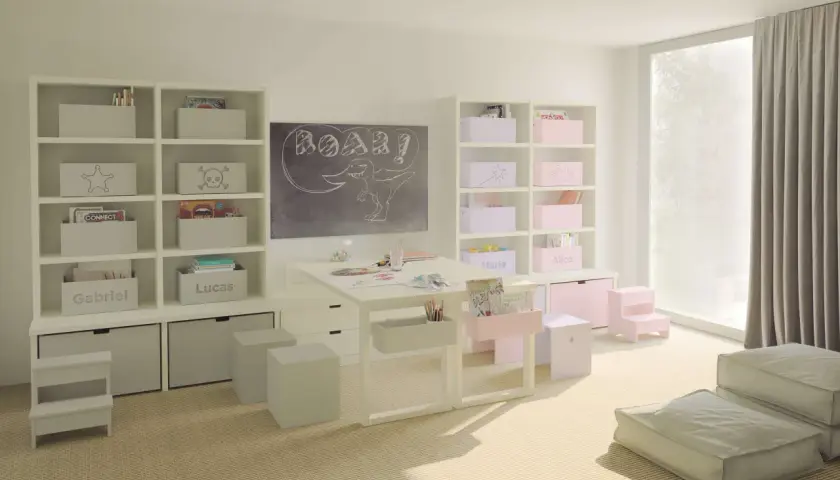 Stanza giochi bambini luminosa con lavagna, scrivania, librerie piene di giochi e contenitori personalizzati. Idee per uno spazio creativo e ordinato.