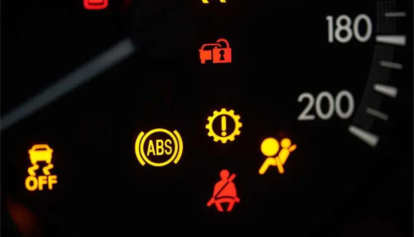 Cruscotto auto con spie accese: ABS, airbag, cinture, controllo stabilità. Cosa fare se si accende la spia ABS?