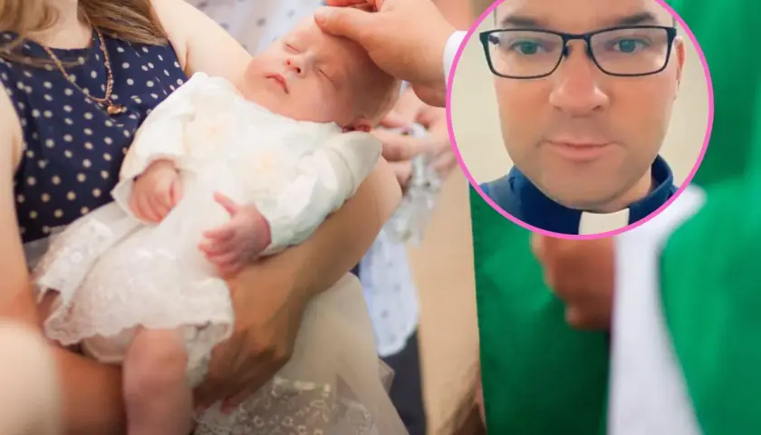 Matka chrzestna z mężem podczas chrztu dziecka. W tle widać księdza.