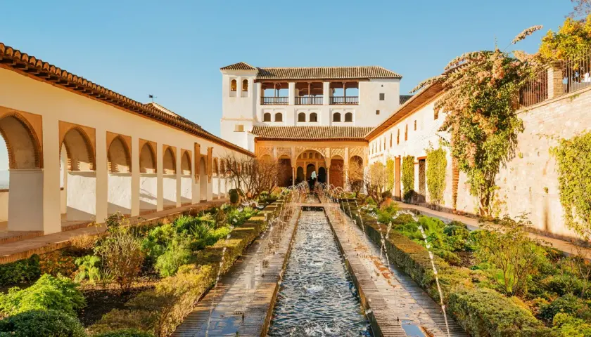 Ogród z fontannami i arkadowymi krużgankami. To piękny widok na Alhambra, gdzie jest raj dla oczu.