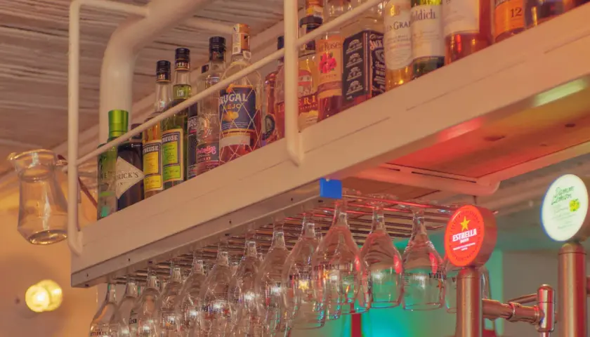 Jaki alkohol przywieźć z Hiszpanii? Odkryj wyjątkowe smaki i oszczędności