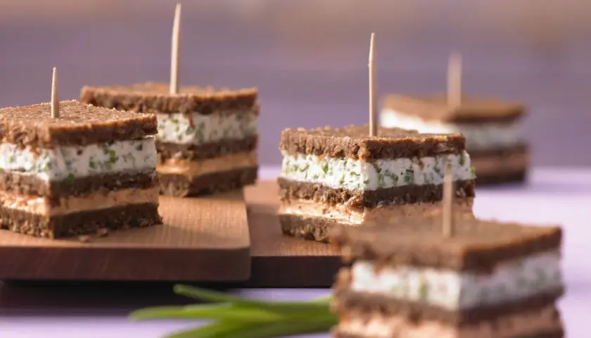 Kleine, gestapelte Sandwiches mit Frischkäse und Kräutern, perfekt als low carb Fingerfood für jede Party.