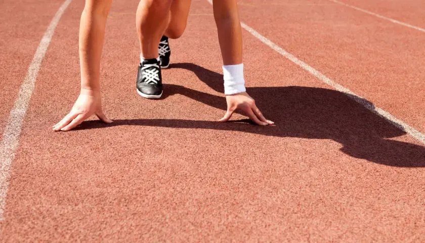 Biegacz na starcie, gotowy do sprintu. Czy to początek wyścigu, czy może symbolizuje, że dnf co to znaczy w sporcie?