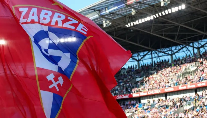 Czerwona flaga z napisem "ZABRZE" i herbem klubu na tle trybun pełnych kibiców. Ciekawe, ile sprzedano biletów na ten mecz Górnika Zabrze!