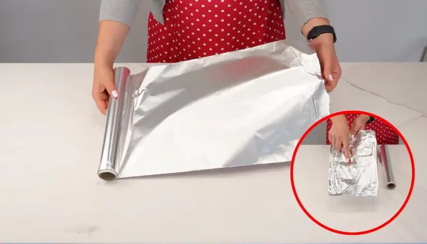 Na której stronie folii aluminiowej piec frytki, aby uniknąć przywierania?