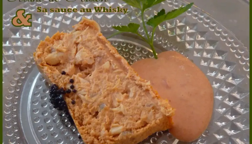 Terrine de poisson avec sa sauce au whisky, garnie de quelques grains de caviar et d'une touche de persil.