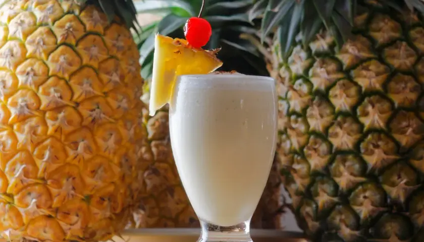 Pyszne drinki z ananasem i kokosem, które zaskoczą Twoich gości