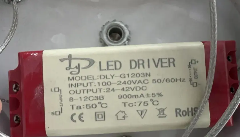 Zasilacz LED DLY-G1203N z oznaczeniami: INPUT 100-240VAC, OUTPUT 24-42VDC, 900mA.