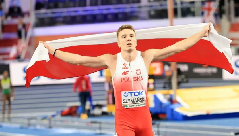 Szymański po zwycięstwie na Mistrzostwach Europy w lekkiej atletyce dumnie niesie polską flagę.