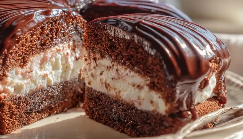 Pastel de chocolate cubierto de glaseado brillante, con relleno cremoso. ¡Un delicioso ding dong cake listo para disfrutar!