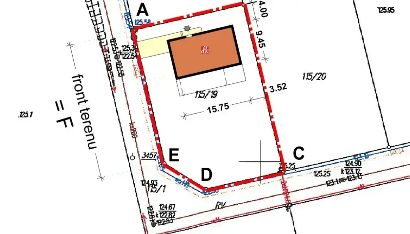 Kopia mapy zasadniczej z zaznaczonym budynkiem i granicami działki. Widoczne wymiary i oznaczenia geodezyjne.