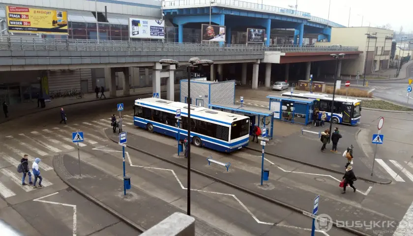 Skąd wyjechać z Krakowa? Dworce, lotnisko, busy praktyczny przewodnik