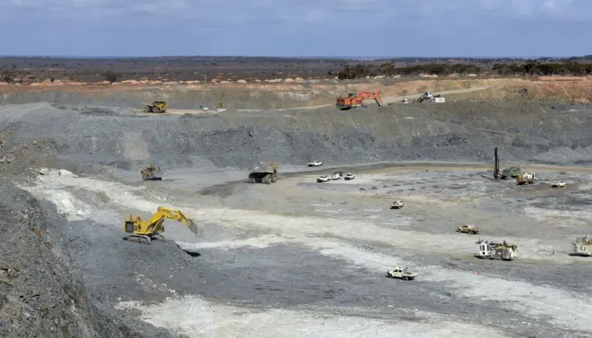 Große Tagebau-Mine mit Baggern, Muldenkippern und Bohrgeräten. Ein Blick auf die Aktivitäten, die für einen Minen ETF typisch sind.