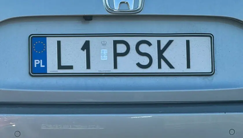 Polskie tablice rejestracyjne, jak ta z numerem L1 PSKI, mają różne ceny.