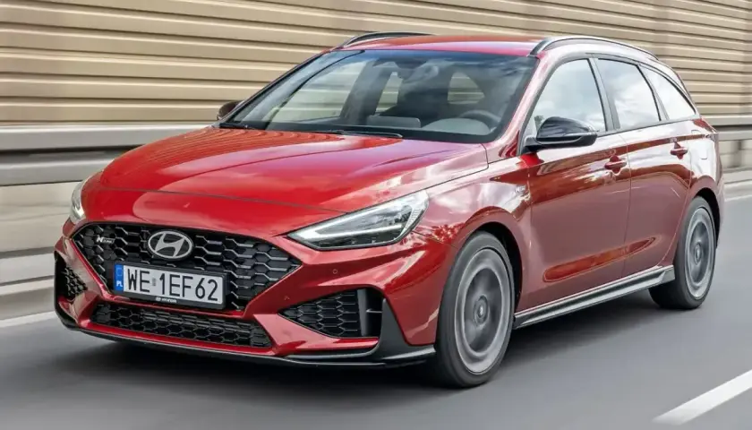Czerwony Hyundai i30 kombi w wersji N Line w ruchu. Sprawdź aktualną cenę nowego modelu!