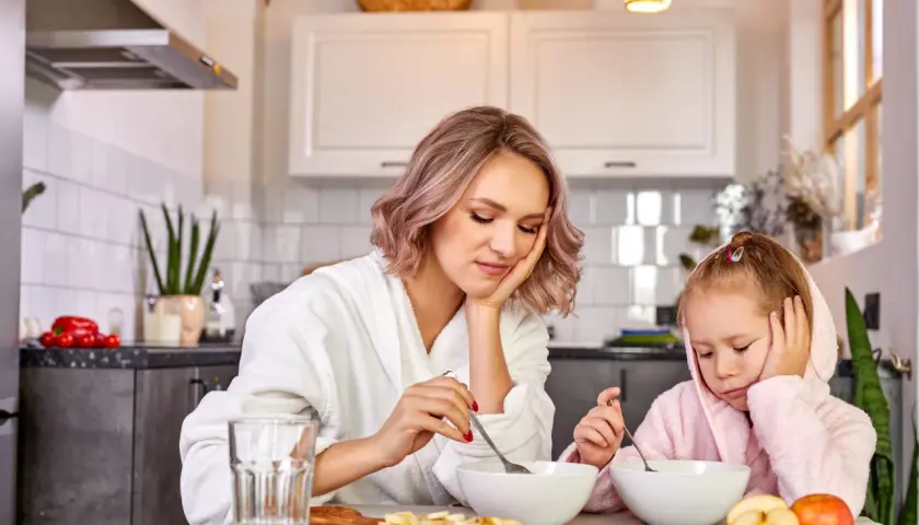 Mama i dziecko zrezygnowane przy śniadaniu. Jak zwiększyć apetyt u dziecka? Może kolorowe owoce i zabawa?