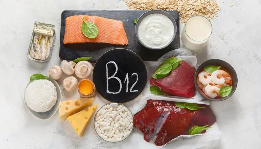 Vielfältige vitamin b12 lebensmittel: Lachs, Sardinen, Rindfleisch, Leber, Garnelen, Eier, Milchprodukte, Pilze und Haferflocken.