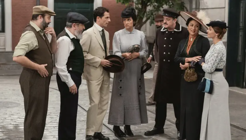 Grupa osób w strojach z epoki, dyskutująca o tym, ile odcinków ma Akacjowa 38.